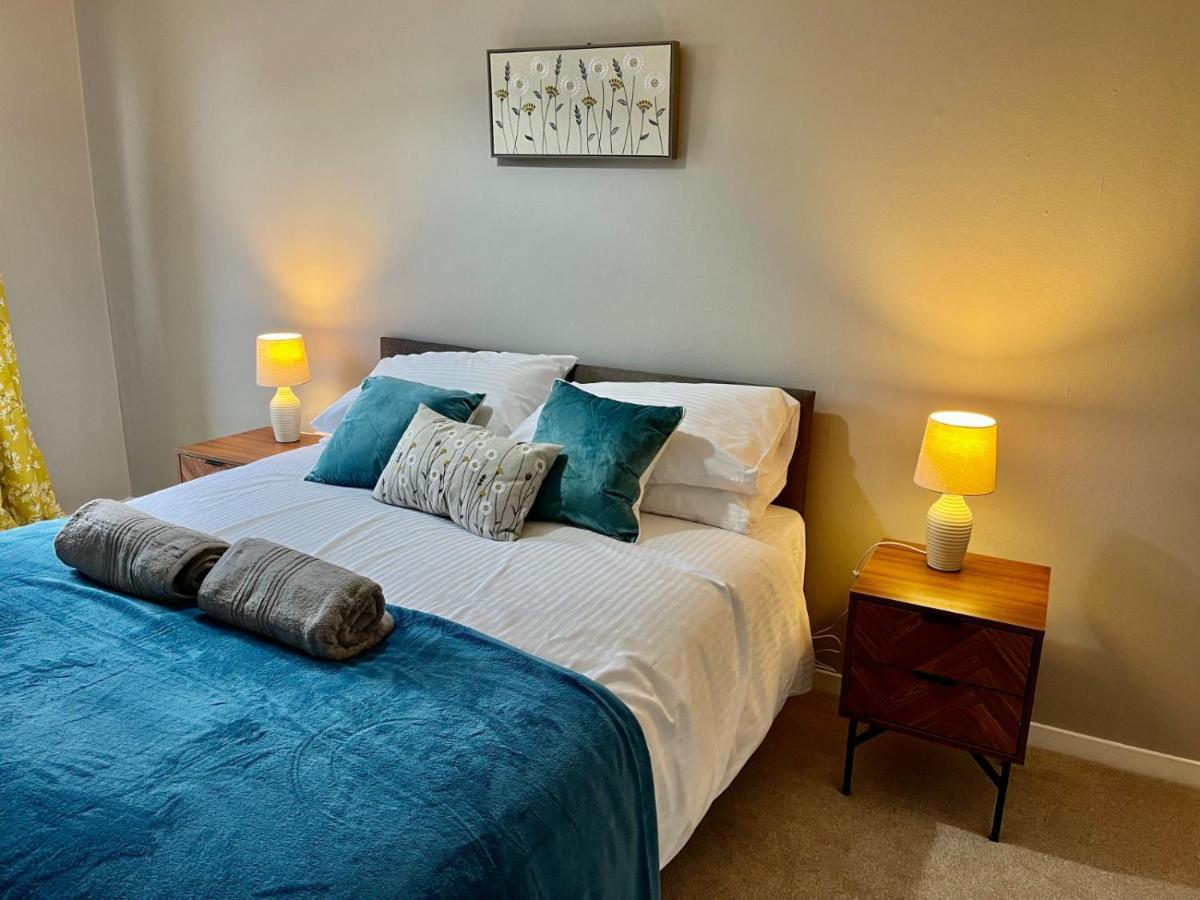 Canada House - Sleeps 6 -3 King Or 6 Single Ideal For Contractors Warrington Eksteriør bilde