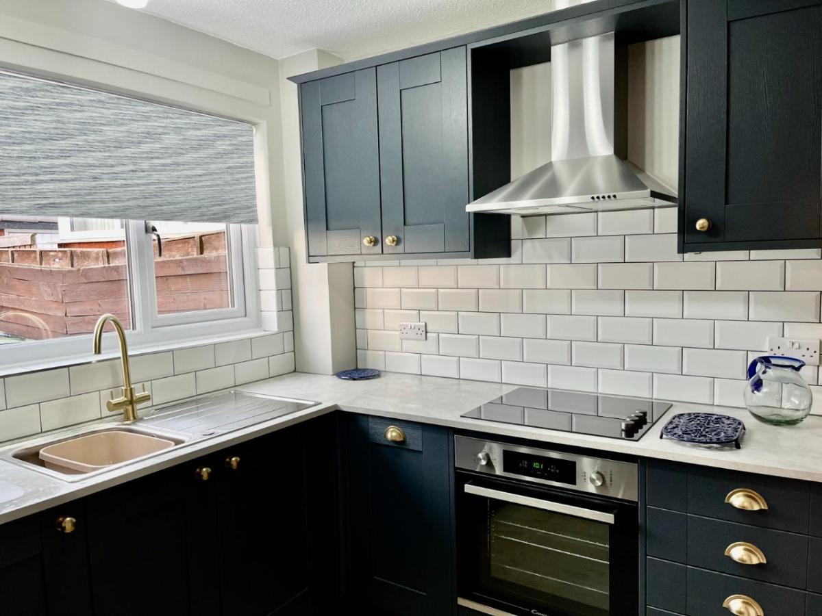 Canada House - Sleeps 6 -3 King Or 6 Single Ideal For Contractors Warrington Eksteriør bilde