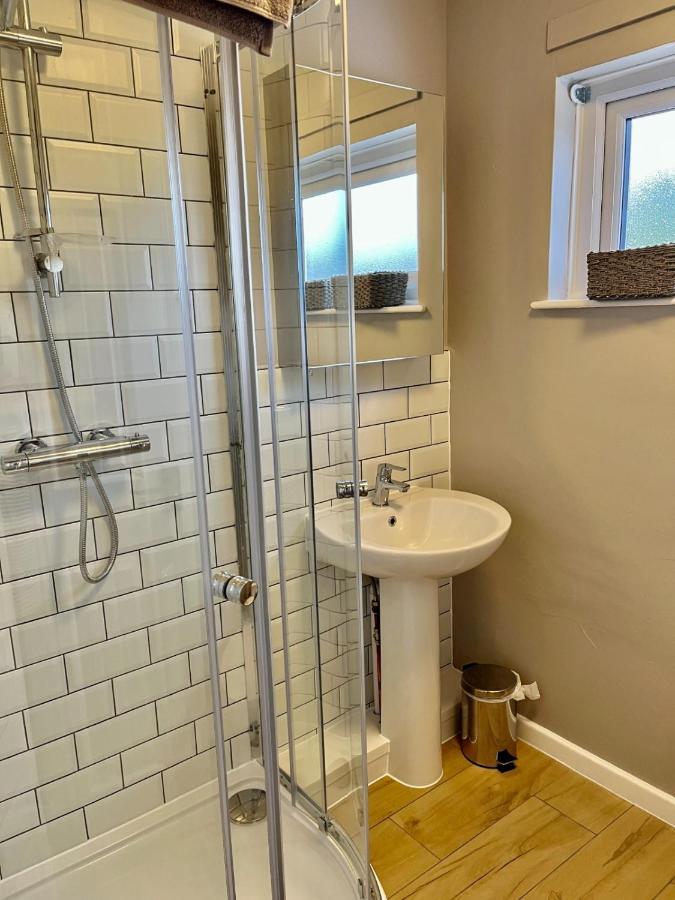 Canada House - Sleeps 6 -3 King Or 6 Single Ideal For Contractors Warrington Eksteriør bilde