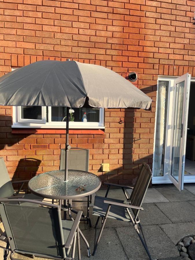 Canada House - Sleeps 6 -3 King Or 6 Single Ideal For Contractors Warrington Eksteriør bilde